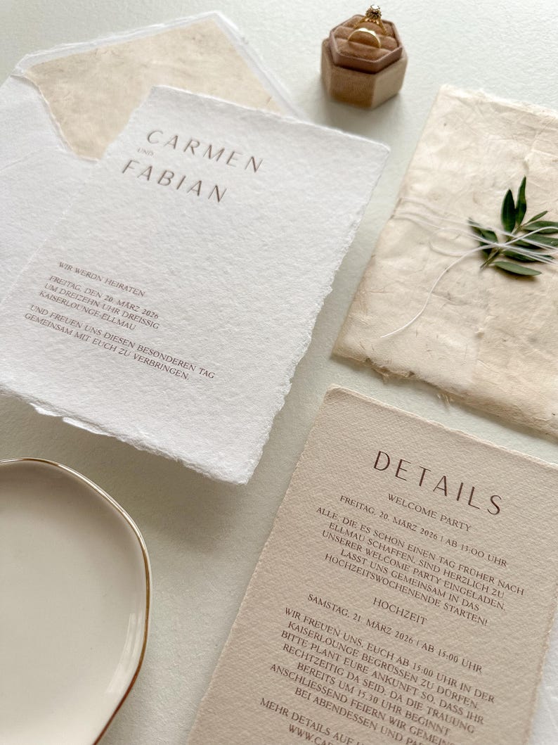 Pu&ograve; includere: Set di tre tazze in ceramica con finitura opaca e macchiettata. Le tazze sono nei toni del crema, grigio chiaro e grigio scuro. Ogni tazza ha un design semplice e minimalista.