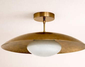Plafonnier encastrable élégant moderne Mid-Century en laiton perforé avec globe en verre
