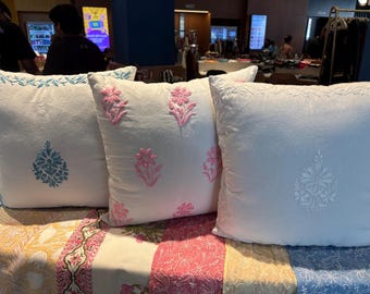 Fundas de cojín bordadas a mano en la India, con motivos florales, Chikankari, y cojines artesanales.