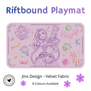 Puede incluir: Alfombrilla de juego Riftbound rectangular con un diseño de Jinx sobre un fondo morado claro. El diseño presenta un personaje de dibujos animados sosteniendo un arma, rodeado de garabatos y el texto "HAHAHA". La alfombrilla es de tela de terciopelo.