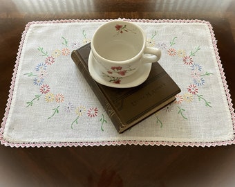 White Linen Doily Dresser Scarf Rectangle Hand Embroidered Flowers Tatted Edge