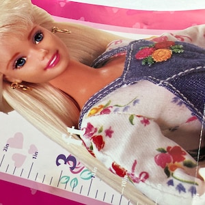 Barbie Growth Chart, Growing Up With Barbie Wall Poster 1990s Measures Child Up To 4 ft. 2 In afbeelding 1