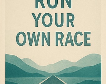 Könnte beinhalten: Ein inspirierendes Poster mit dem Text "RUN YOUR OWN RACE" in Türkis. Das Bild zeigt einen Läufer auf einer Straße, die zu türkisfarbenen Bergen und einem Gewässer führt. Der Hintergrund ist hellbeige.