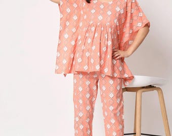 Kurzer Baumwoll-Kaftan Kurti mit Hose: Pfirsich-Blumen-Postpartum-Umstandspflege-Ko Ord für Frauen, beidseitiger Reißverschluss zum Füttern