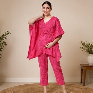 Pink Bandhej Maternity Co Ord Set – Cotton Kaftan & Pants Set – Feeding Friendly Nursing Outfit – Front Zipper Pregnancy Lounge Wear