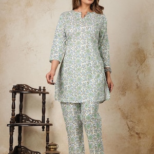 Blaue kurze Kurta-Hose aus Baumwolle mit Blumenmuster: Ethnisches Set für Frauen / Tageskleidung aus reiner Baumwolle / Tageskleidung / Sommerkleidung / Größe M bis 2XL