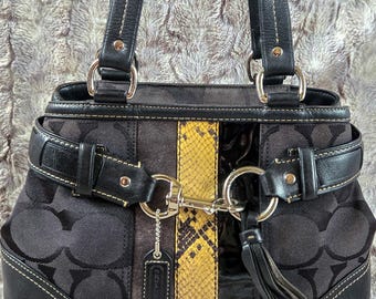 Bolso Coach Hampton estilo Y2K – Negro con ribete de piel jacquard con estampado de serpiente y el logotipo de la marca.