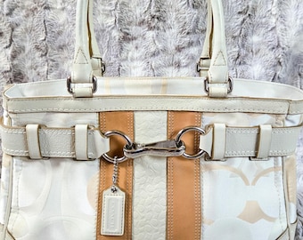 Bolso Coach Hampton estilo Y2K – Jacquard C óptico color marfil / Raya color canela / Ribete de cuero color marfil / #F13337