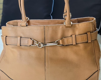 Coach Legacy Hampton camel leer met handschoenen aan - draagtas horsebit - F11199