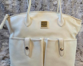 Bolso tote en forma de media luna de cuero granulado resistente a la intemperie Y2K de Dooney & Bourke