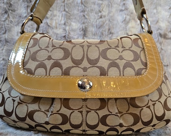 Bolso de hombro Coach Signature C Soho Flap F13739 / Lona color caqui/marrón claro y charol / Estilo años 2000 / Herrajes plateados