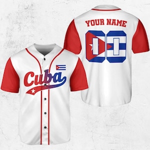 Könnte beinhalten: Weißes Baseball-Trikot mit roten Ärmeln und Akzenten. Auf der Vorderseite steht das Wort "Cuba" in Blau und Rot, mit einem Stern und der kubanischen Flagge. Auf der Rückseite steht der Text "YOUR NAME" über einem Design mit der kubanischen Flagge und der Nummer "00".