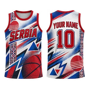 Pode incluir: Uma camisola de basquetebol sem mangas com um padrão gráfico em branco, vermelho e azul. A frente apresenta o texto SERBIA em letras vermelhas, enquanto as costas mostram o texto YOUR NAME acima do número 10 em vermelho com contorno azul.