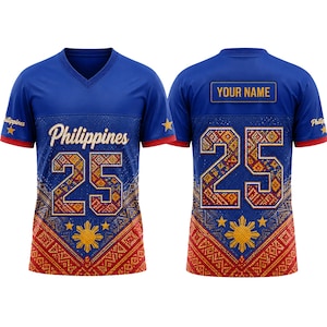 Peut inclure: Un maillot bleu à col en V avec le mot Philippines et le numéro 25 dans une police à motifs sur le devant. Le dos affiche le numéro 25, un emblème de soleil jaune et une plaque nominative rectangulaire avec le texte YOUR NAME. Des accents rouges.