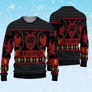 Könnte beinhalten: Schwarzer und roter Krampus-Pullover mit Rundhalsausschnitt. Das Design zeigt ein rotes Teufelsgesicht, Ketten und das Wort "KRAMPUS" in Gold. Der Pullover enthält auch Lebkuchenmänner und Totenkopfmotive.