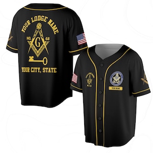 Könnte beinhalten: Schwarzes Baseball-Trikot mit goldfarbenen Zierleisten und Knöpfen. Das Trikot zeigt Freimaurersymbole, die amerikanische Flagge und den Text "YOUR LODGE NAME", "YOUR CITY, STATE" und "YOUR NAME".