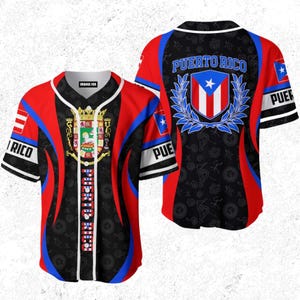 Könnte beinhalten: Ein Baseball-Trikot in Rot, Schwarz und Blau mit der Flagge und dem Wappen von Puerto Rico. Das Trikot hat weiße Verzierungen, kurze Ärmel und den Schriftzug "Puerto Rico" auf dem Rücken.
