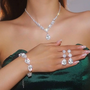Smyckeset i silverkristall: Halsband, armband och örhängen