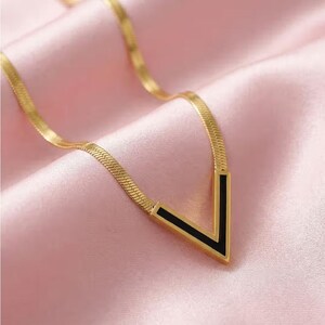 14k dainty V chain necklace,woman minimalist black enamal v-necklace,stackable enamal chevron pendent neckalce,modern enamal bold jewellery.