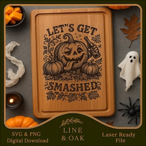 Puede incluir: Una tabla de cortar de madera con un diseño de Halloween tallado. El diseño presenta una calabaza sonriente sosteniendo una botella de cerveza, con las palabras "LET'S GET SMASHED". La tabla está rodeada de calabazas, hojas y un fantasma.