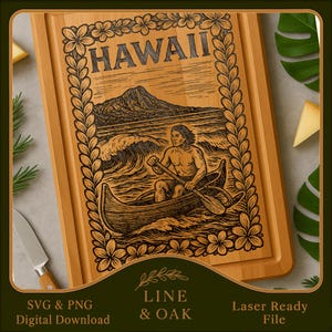 Könnte beinhalten: Holzschneidebrett mit detaillierter Gravur eines Mannes, der ein Kanu im Ozean paddelt, mit dem Wort "HAWAII" darüber. Das Design ist von Blumen- und Blättermustern umrahmt. Der Boden des Bretts trägt die Aufschrift "SVG & PNG Digital Download" und "LINE & OAK".