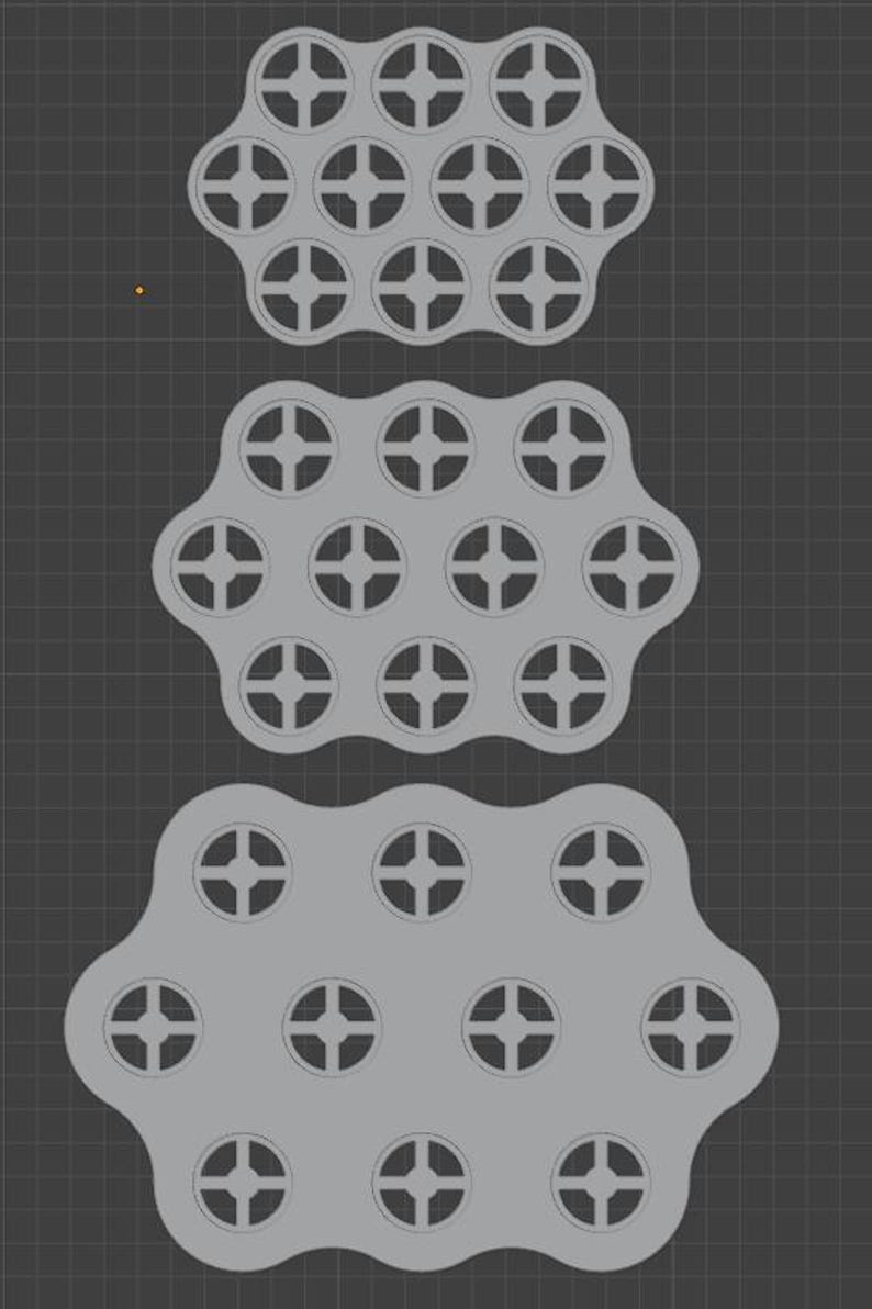 Puede incluir: Tres formas hexagonales grises estilizadas con recortes circulares dispuestos verticalmente. Cada recorte presenta un dise&ntilde;o en forma de cruz. Las formas est&aacute;n sobre un fondo de cuadr&iacute;cula gris oscuro.
