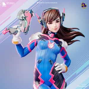 Könnte beinhalten: Eine detaillierte Figur mit langem braunem Haar, bekleidet mit einem blauen und schwarzen Anzug mit rosa Akzenten, einem Headset und weißen Handschuhen. Die Figur hält eine futuristische rosa-silberne Pistole. Text: High-Quality Pre-Supports.