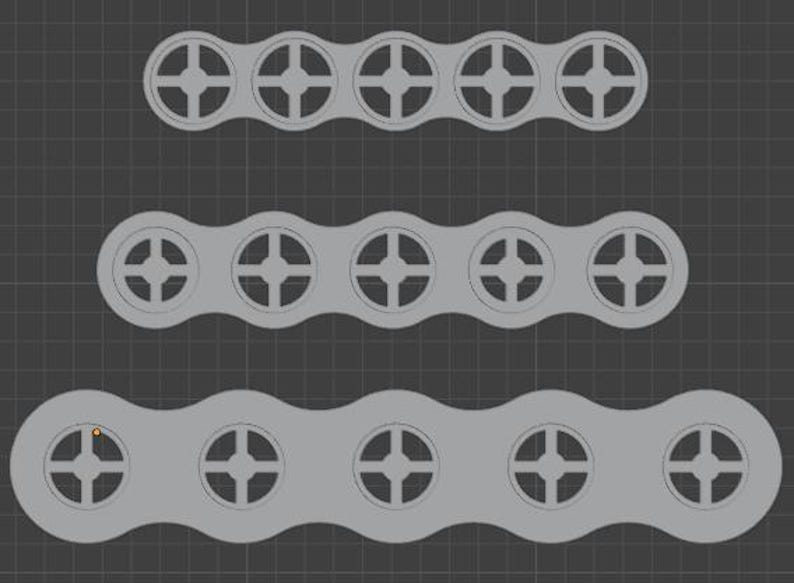 Puede incluir: Tres eslabones de cadena grises estilizados de diferentes tama&ntilde;os, cada uno con cinco elementos circulares con un dise&ntilde;o de cruz. Los eslabones est&aacute;n dispuestos verticalmente sobre un fondo de cuadr&iacute;cula gris oscuro.