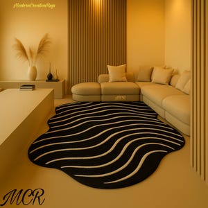 Könnte beinhalten: Ein schwarz-weiß gewellter Teppich in einem Wohnzimmer. Der Teppich liegt vor einem beigefarbenen Ecksofa. Der Raum hat ein modernes Design mit neutralen Farben und der Text "MCR" ist sichtbar.