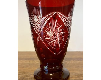 Vaso vintage in vetro tagliato rosso rubino stile boho con decorazioni floreali bordeaux