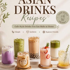 Könnte beinhalten: Werbebild für einen Getränke-Reiseführer im asiatischen Stil. Das Bild zeigt eine Auswahl an farbenfrohen Getränken in klaren Gläsern, darunter Bubble Tea und geschichtete Getränke. Der Text auf dem Bild lautet "10 Easy Asian Drinks Recipes" und "Cafe-Style Drinks You Can Make at Home."