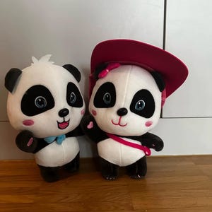 Lindo Panda de peluche con forma de autobús de dibujos animados