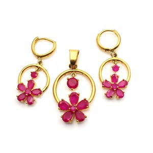 Rosa Blumen Schmuckset für Frauen, Gold Creolen und Anhänger Set, Rubin Farbe CZ Blumenschmuck, minimalistisches Geschenk für Sie