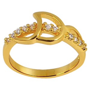 Könnte beinhalten: Ein goldfarbener Ring mit einem einzigartigen Design. Der Ring hat eine geschwungene, offene Form mit einer Reihe kleiner, klarer Edelsteine. Das Band ist glatt und poliert und bildet einen Kontrast zu den strukturierten Edelsteinakzenten. Ein Schmuckstück.