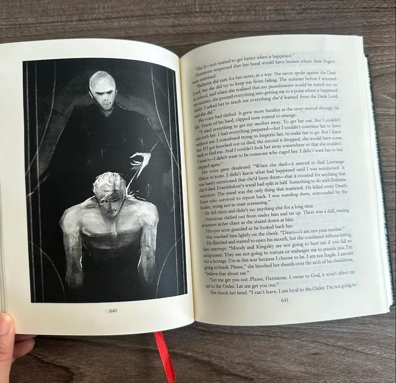 Może przedstawiać: Otwarta książka z czerwoną wstążką jako zakładką, z czarno-białą ilustracją dw&oacute;ch postaci. Ilustracja przedstawia mroczną postać g&oacute;rującą nad siedzącą osobą. Tekst jest widoczny na stronach.
