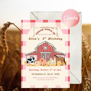 Könnte beinhalten: Eine rosa-weiße Geburtstagseinladung zum Thema Bauernhof mit einer Scheunenillustration und Hoftieren. Die Einladung enthält den Text "Yeehaw, Saddle Up!" und "Eliza's 5th Birthday". Datum und Uhrzeit sind ebenfalls angegeben.