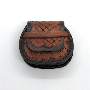 Jolie petite pochette porte-monnaie en cuir repoussé