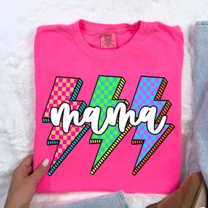Blitz kariert Mama PNG, Retro Mama Blitz, Groovy Mama PNG Design, Boho Sublimation, süße karierte Clipart, Preppy Mama Grafik