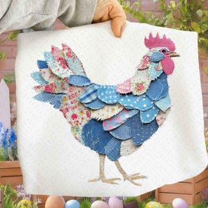 Könnte beinhalten: Ein Stoffkunstwerk mit einem bunten Hahn-Design. Der Hahn besteht aus verschiedenen gemusterten Stoffen in Blau-, Rosa- und Weißtönen, mit einem rosa Kamm und Schnabel. Das Kunstwerk wird vor einem weißen Hintergrund gehalten.