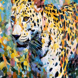Könnte beinhalten: Ölgemälde eines Jaguars, detailliert und strukturiert. Das Fell des Jaguars ist eine Mischung aus Gelb, Schwarz und Weiß, mit einem Hintergrund aus blauen, grünen und gelben Pinselstrichen. Das Kunstwerk fängt den intensiven Blick des Jaguars ein.