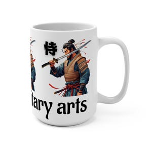 Puede incluir: Taza de cerámica blanca con una ilustración detallada de un guerrero samurái con una espada. La taza también muestra las palabras "artes marciales" en escritura negra y caracteres japoneses.