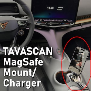 Puede incluir: Interior de coche con un teléfono montado en un cargador MagSafe. El teléfono muestra las 9:41. El texto "TAVASCAN MagSafe Mount/Charger" está superpuesto. Se ve el volante y el salpicadero.