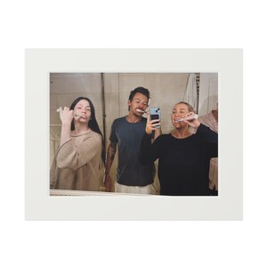 Stampa artistica da parete, Harry Styles che si lava i denti, poster con cornice in carta Passepartout, decorazioni artistiche, decorazioni da parete per la camera da letto, arte per la stanza degli adolescenti,