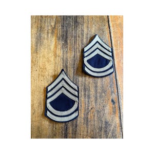 Galones antiguos de sargento de Estado Mayor o sargento técnico del Ejército de EE. UU. de las épocas de la Segunda Guerra Mundial y la Guerra de Corea