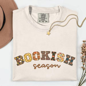 Fall Book Shirt for Women – Comfort Colors Retro Tee for Readers, Cozy Bookish Shirt, Bookworm Fall Shirt, Fall Into Reading Gift Tee