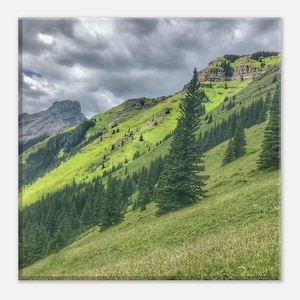 Dramatische muurkunst berglandschap – natuurfotografieprint voor Serene Interiors