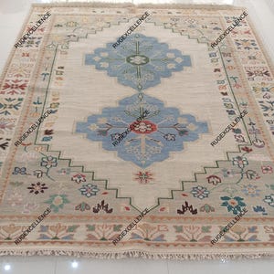 Hand-Knotted Wool Oushak Rug: Geometric Medallion, Floral Accents