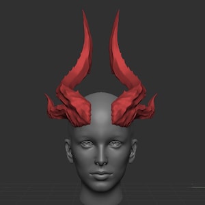 Puede incluir: Modelo 3D de una cabeza humana gris con un par de cuernos rojos texturizados. Los cuernos son curvos y tienen una superficie detallada. El fondo es gris liso.