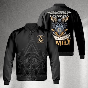 Puede incluir: Chaqueta bomber negra con un diseño masónico. La parte delantera presenta un símbolo masónico y el texto "YOUR LODGE NAME" y "YOUR NAME HERE". La parte trasera de la chaqueta tiene el texto "SOME CALL THEM..A CULT OTHERS CALL THEM..A SECRET SOCIETY I CALL THEM FAMILY".