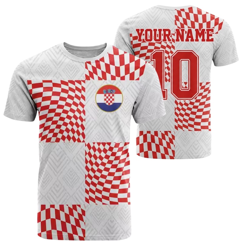 Puede incluir: Camiseta blanca con un patr&oacute;n de cuadros rojos y blancos en la parte delantera y trasera. La parte delantera presenta un emblema de la bandera croata y la trasera muestra el n&uacute;mero 10 y el texto "YOUR NAME" en rojo.